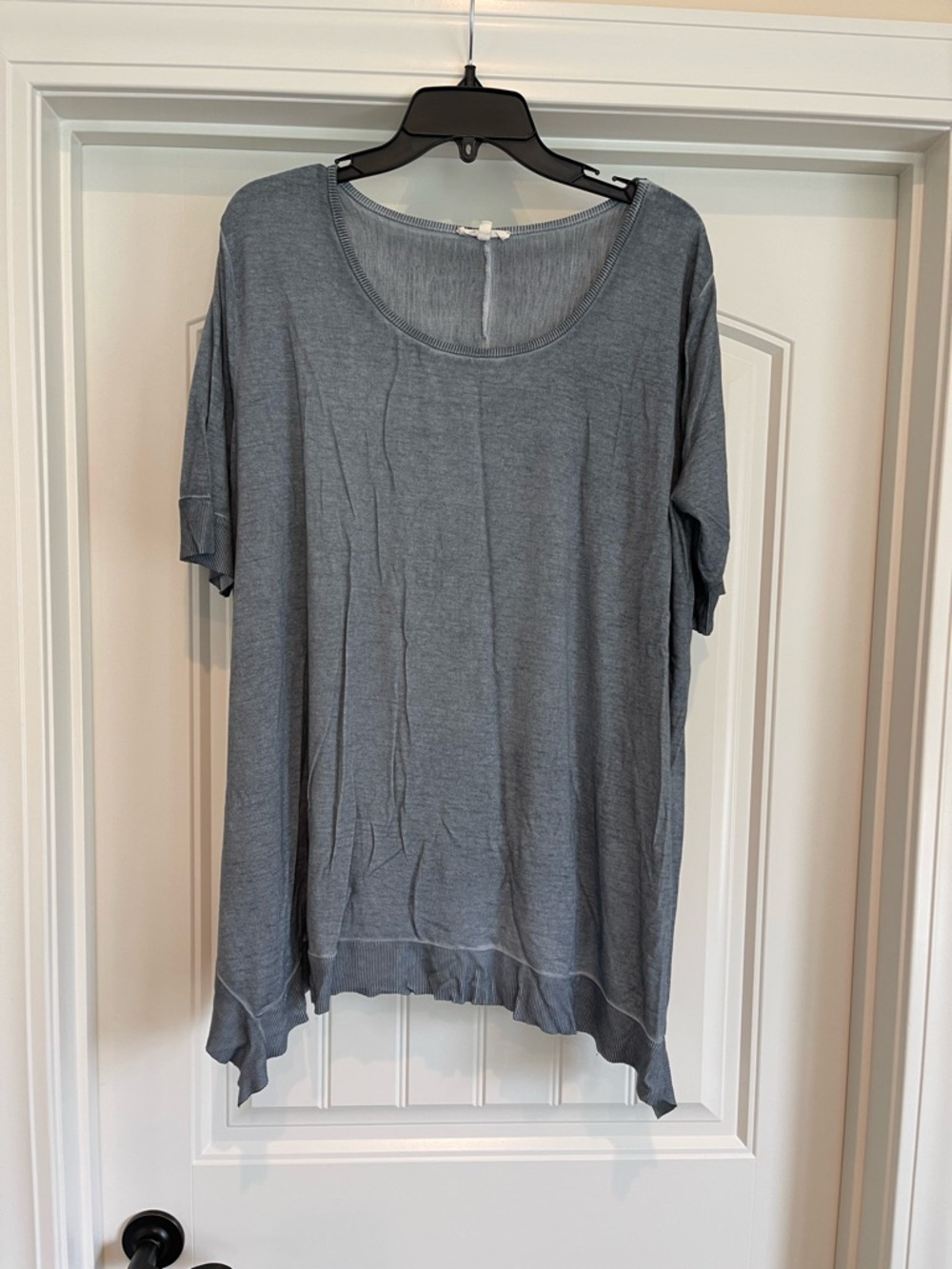 easel Scoop-Neck Short Sleeve Tunic in Slate Blue